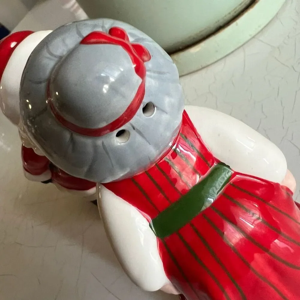 Ceramic Multicolor Santa And Mrs Claus Kissing Salt & Pepper Shaker Set